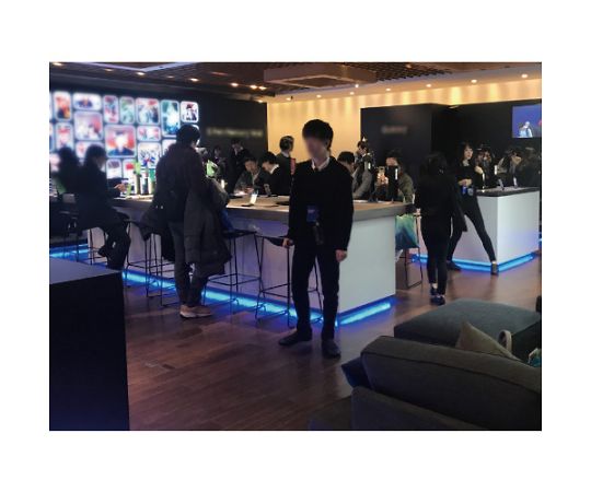 LEDシームレス照明 L600 青色 側面からのビューで、青色の光が均一に発光している状態