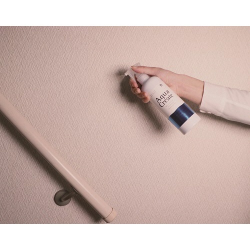 Aqua　Create　Deo　280ml　1本 白いボトルの正面、鮮やかなデザインとキャップが特徴的な状態