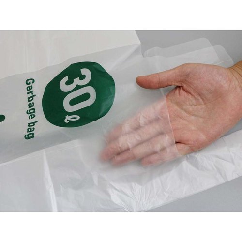 HDゴミ袋 nocoo(ノクー) 容量表記入り 白半透明ごみ袋 とって付き 徳用 30L 50枚 0.015mm 日本サニパック 透明な袋が立てられ、持ち手が上に向いている様子