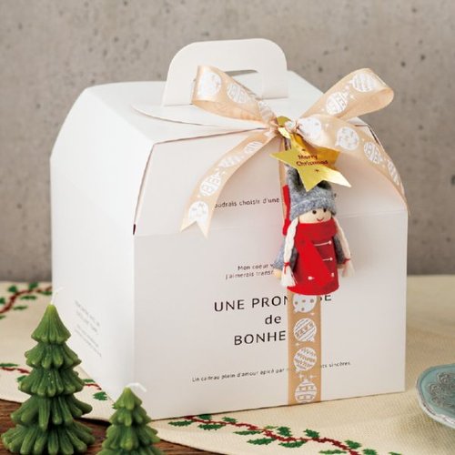 クリスマスオーナメント プリントサテンリボン-1/ゴールド(1巻 ヘッズ リボンが巻かれたゴールドのロールが正面を向いている状態で、質感が際立っている。