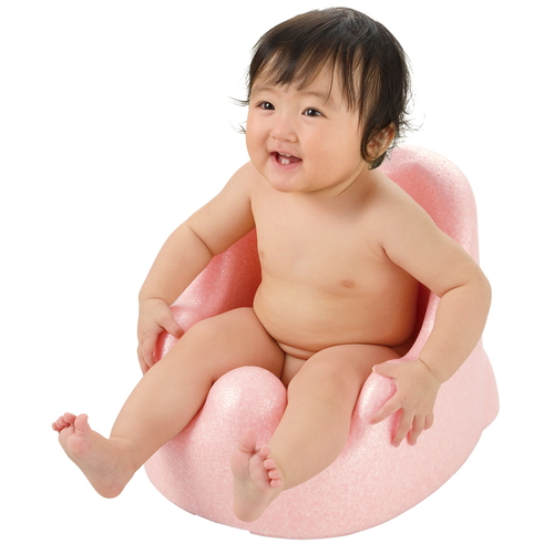 ベビー　ひんやりしないおふろチェアR 水色の柔らかなシートが魅力的な角度から見えるチェア、持ち手付きで安定感がある様子。