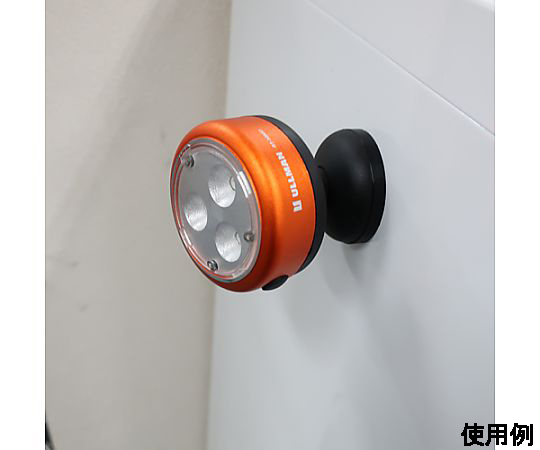 [単4x3本] LEDライト(110ルーメン/マグネット付) マグネット付きで横向きに設置された製品、本体に刻まれた操作ボタンが見える状態