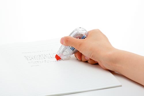 修正テープモノエアー詰替タイプ本体5mm×10 パッケージが斜めから見える状態で、透明な部分から内部が見える。