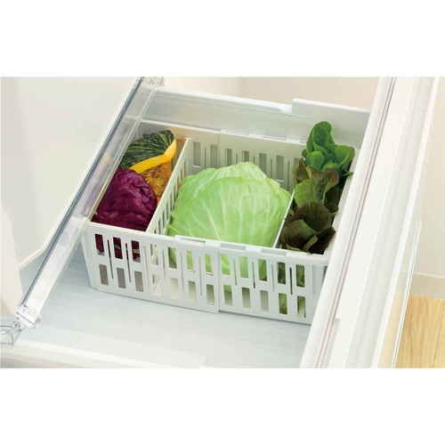 冷蔵庫収納　トトノ野菜・冷凍庫　伸縮ストッカー深型　レギュラー 透明な容器に入った、新鮮な野菜や冷凍食品が整然と並んでいる様子