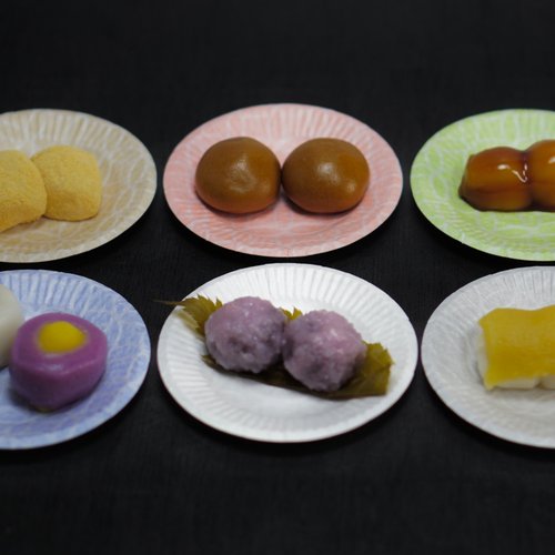 紙皿 落水豆皿6種セット 6種×各10枚 三和紙工 [ケース販売] 異なるデザインの豆皿が並んでいる様子