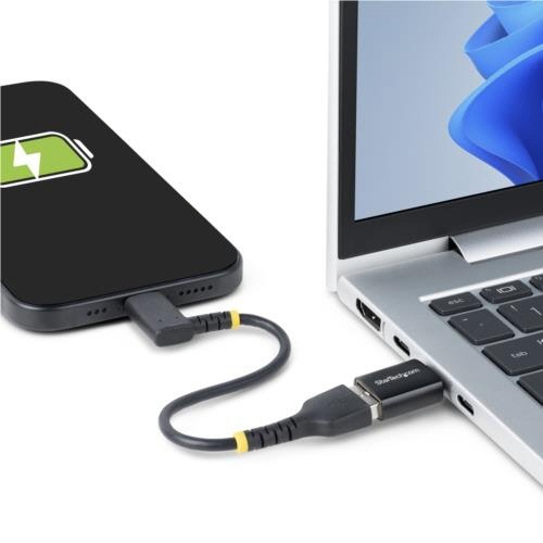 USB-C-USB-A変換アダプター　ブラック　1個 光沢のある黒色のUSB-CポートとUSB-Aポートが横並びの様子