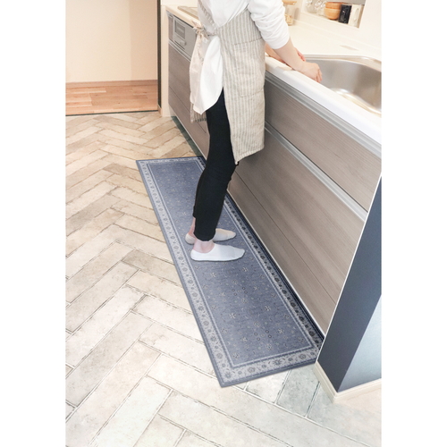 キッチンマット　khastan　インテリアマット45X180cm　グレー 全体が見える状態で、柔らかな質感のテクスチャとグレーの色合いが特徴的なマット。