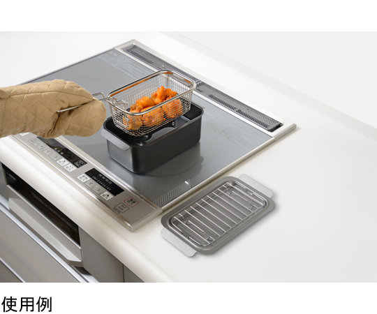 ポコフリット 角型揚げざる 深い網目と持ち手が付いた、食材が乗せられた揚げざる。
