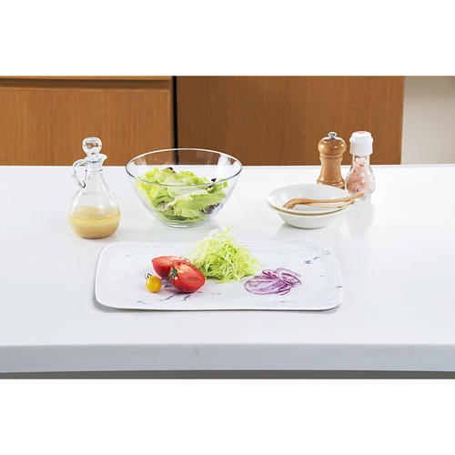 まな板　抗菌　38.5×28.5cm　L　シートタイプ　おこしやすいシートまな板　食洗機対応　抗菌　40×30cm 白いシートの上に置かれた、鮮やかな色合いのまな板が横長に見える状態。
