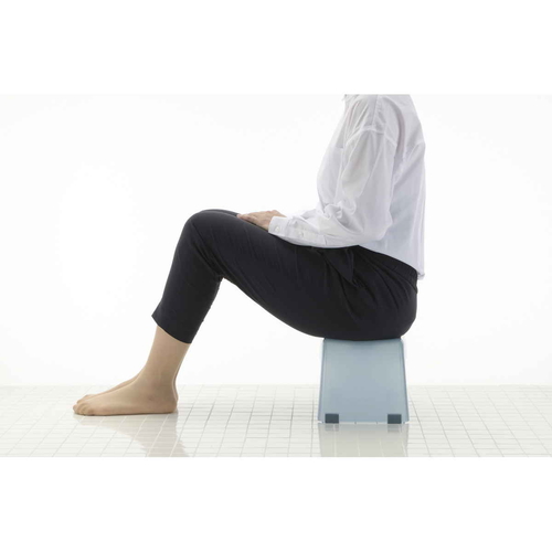 風呂椅子　カラリ　karali　20cm　モーヴブルー 美しいモーヴブルーの椅子が正面から見える状態、シンプルなデザインが際立つ。