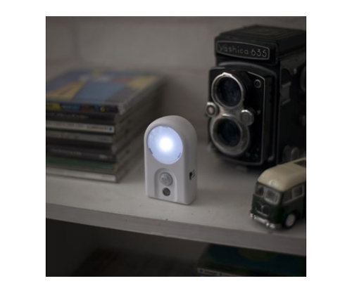 1LED ミニ センサーナイトライト 先端が白色の円形ライトが、明るく点灯した状態で横向きに設置されている様子