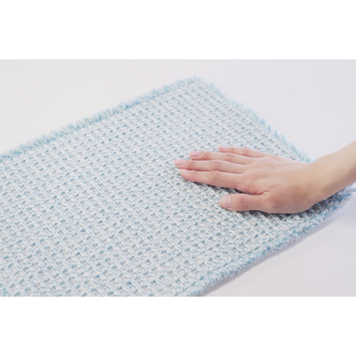 ふわさら吸水水切りマット32X42cm　ブルー 青いマットが床に敷かれ、水を吸収した部分が濃くなっている様子