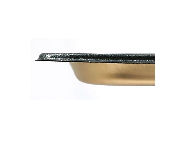 スギコ 18-8 スーパーデラックスパン 2/3サイズ ノンスティック加工 表面が滑らかなノンスティック加工が施された薄いパンの上部が見える状態