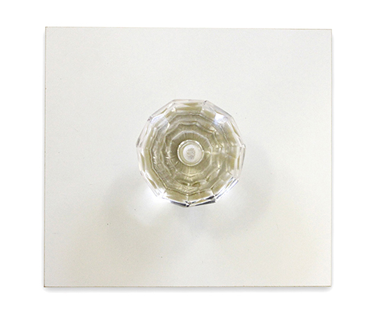 ガラスつまみ　幅36mm×高さ25mm×設置面15mm 透明なガラス製で、スムーズな曲線を持つ取っ手の上面が見える状態