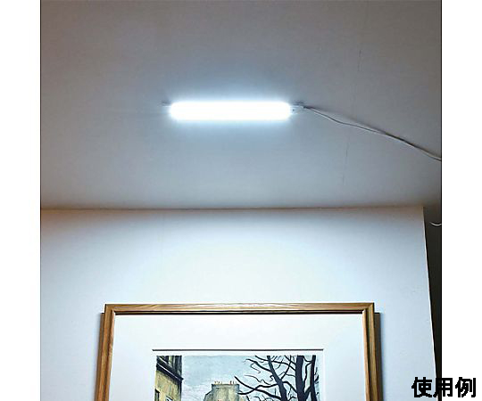 AC100V/14.5W　照明灯/LED（リモコン付） ホワイトのシンプルなデザインで、リモコンが隣に置かれた状態