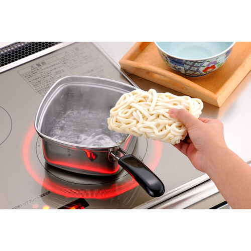 角型片手鍋 片手鍋 四角いラーメン鍋 角型 深型 15cm IH対応 深型の角型鍋が正面から見える状態、シンプルなデザインの取っ手付き。