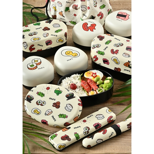 弁当箱　480ml　1段　布貼小判一段弁当　480　OKA’S 明るい布貼りの表面を持つコンパクトな一段弁当箱が正面から見える状態