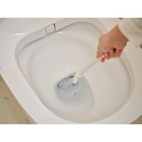 トイレブラシ　トイレバスボンくん奥まで洗いやすいクリーナーケース付き クリーナーケースに収納された、ブラシと柄の組み合わせが見える状態