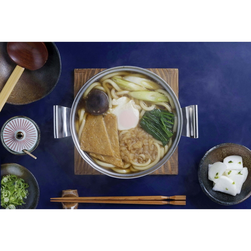 両手鍋　鍋焼きうどん&よせ鍋 持ち手がついた鍋がテーブルに置かれ、温かい料理が盛り付けられている様子