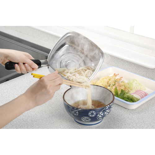 角型片手鍋 片手鍋 四角いラーメン鍋 角型 深型 15cm IH対応 角度を変えた側面からのシルエット、深い形状が強調されている
