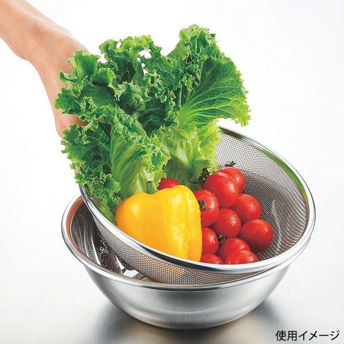 調理用品 TS 頑丈なザル 22cm 37332 金属製のザルが角度をつけて配置されている様子