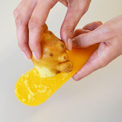 薬味おろし delijoy 薬味すりすりベーラ KK-182 白い陶器の器に薬味が入った状態が見える。