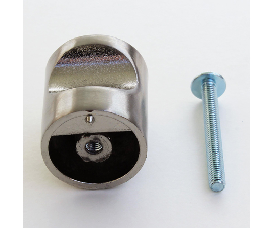 Cカットツマミ 25mm 商品の上部が見える状態で、やや斜めから撮影されている。
