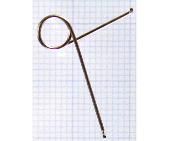 ステンレス　キックバネ　線径0.6mm×胴径6.2mm 光沢のある金属のバネが並び、異なる角度の際立った形状が見える状態