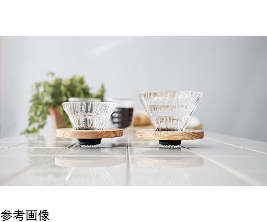V60透過ドリッパーオリーブウッド 奥行きのある木目が美しい透明なドリッパーの正面姿