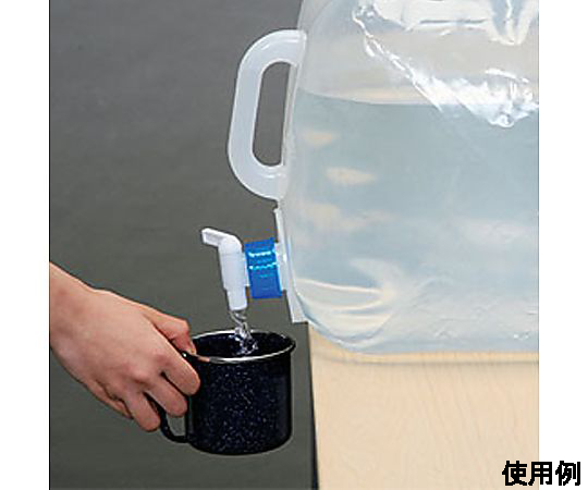 20L ウォータータンク 本体の透明部分が水面を映している状態、蓋が開いている様子。