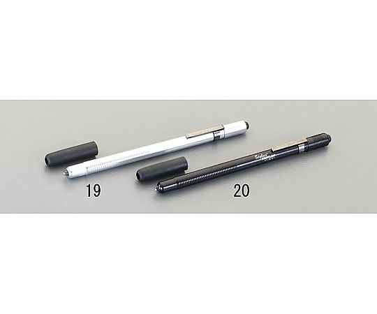 [AAAAx3本] フラッシュライト/LED(シルバー) 商品全体が正面から見える状態で、シルバーのボディが光を反射している。