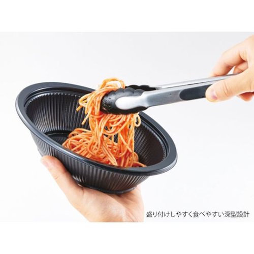 麺容器 DLV楕円24-18(60)MSD 黒 本体 エフピコ [ケース販売] 黒い楕円形の容器が平らな面に置かれている様子
