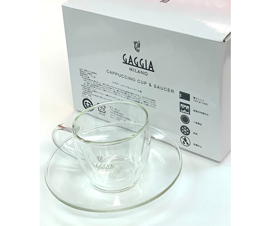 GAGGIA ロゴ入り カプチーノカップ＆ソーサー2客セット 商品とソーサーが重ねられた状態で、ロゴが鮮明に見える角度