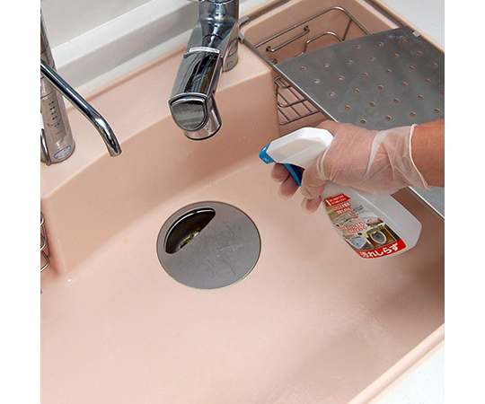 水まわり汚れ止めコート剤　汚れしらず　180mL パッケージ全体が斜めから撮影され、ラベルのデザインが強調された様子