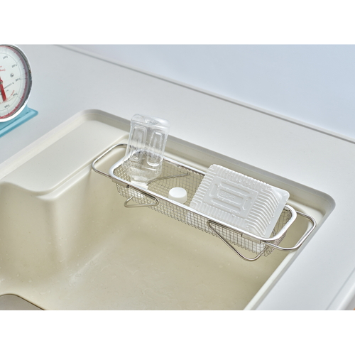 水切りかご　水切りメッシュかご　スリム　LES3247 上から見たメッシュ素材の水切りかごが置かれている様子、底部に水が溜まりにくいデザイン。