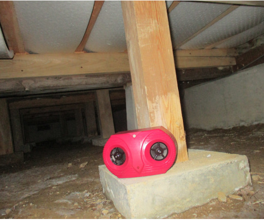 乾電池式ねずみ防除器 白い箱に包まれた、ラベル付きのデザインが見える状態