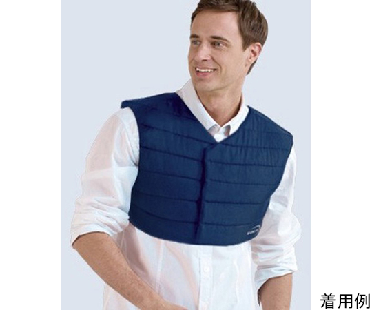 ベストXL　持続冷却　SX3テクノロジー 立体的なデザインの冷却ベストがテーブルに置かれ、光沢のある素材が際立っている。