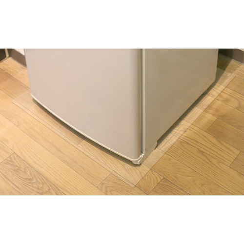 冷蔵庫下の床を守る　透明床保護マット　55cm×65cm　RTM-5565 透明な保護マットが冷蔵庫の下に敷かれ、床を守るためにフィットしている様子。