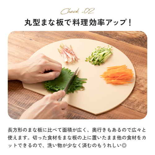 食洗機対応丸いまな板エラストマー30cmBK　ブラック 表面が光沢のあるブラックの円形まな板が置かれている様子