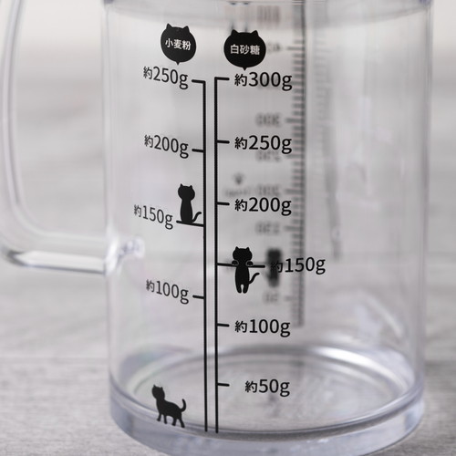 計量カップ Nyammy ねこの計量カップ 500ml 白い計量カップが猫のデザインで、手前に置かれた状態