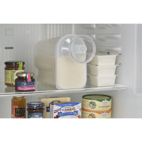 米びつ　2kg　ドアポケットに入る　冷蔵庫米びつ　計量カップ付き 透明なプラスチック容器に収められた白い米と計量カップが並ぶ様子