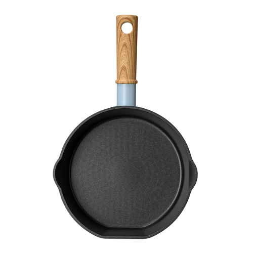 フライパン　ココミッケ　IH対応スタンドパン18cm　サックスBL　サックスブルー 鮮やかなサックスブルーのフライパンが斜め上から見える状態