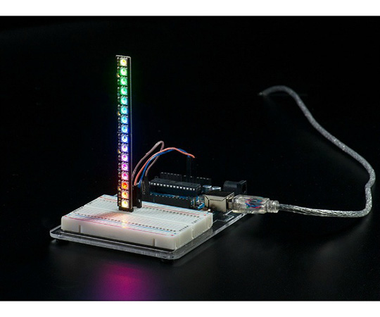 NeoPixel　Stick　-　8　x　5050　RGB　LED　with　Integrated　Drivers 多方向からの点灯状態を示す8つのRGB LEDが並ぶ様子