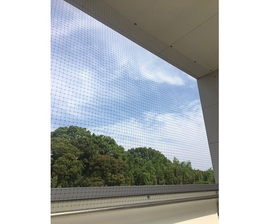 鳥よけネット 目合い12mm 幅2mx長さ50m 重さ約2.1Kg 緑色のネットが広がり、目合いの詳細がわかる状態