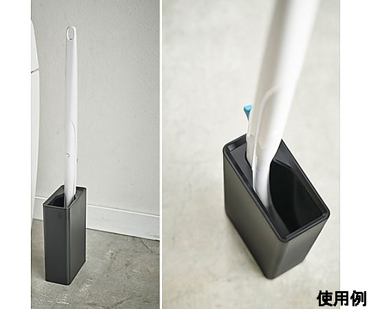55x110x170mm 流せるトイレブラシスタンド(黒) 黒いトイレブラシスタンドが正面から見える状態で、シンプルなデザインの外観が強調されている。