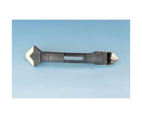 3WAY　Caulking　Tools　Trowel　＆　Scraper　ヘラ＆スクレーパー 斜めから撮影された多機能ヘラとスクレーパーのセット、シャープな刃の形状が見える状態