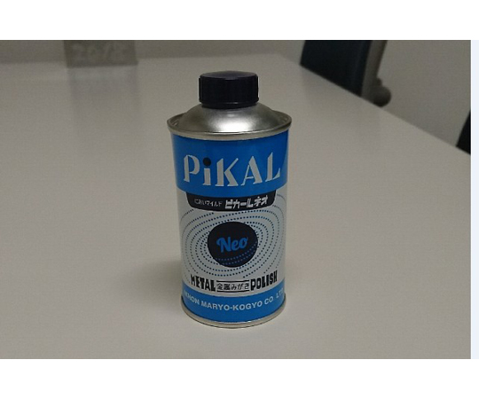 180g　金属磨き液(ピカールネオ液) ボトルが斜めに置かれ、液体の光沢が強調された様子
