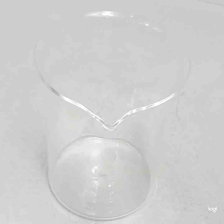 石英ビーカー 2000mL 透明で大きな口径のビーカーが横に倒れている状態