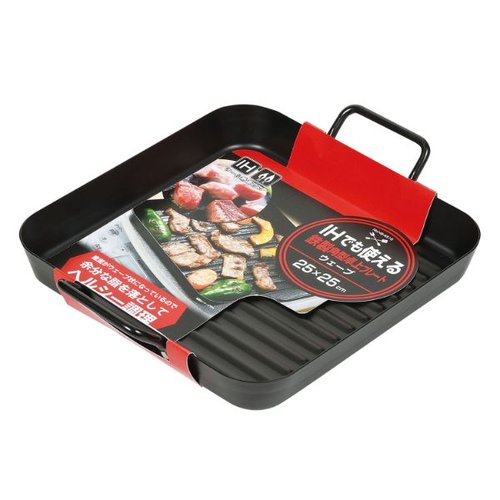 調理器具 IHでもガスでも使える鉄製角型プレート(ウェーブ)25×25cm パール金属 [バラ販売] 黒い鉄製のプレートが白い背景の上に置かれ、ウェーブ状の边が強調されている様子。