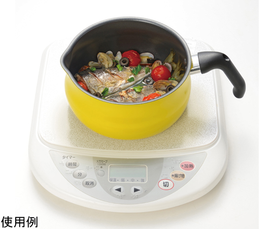 Tomay IH対応マルチパン M （Y） 滑らかな表面と持ち手が確認できる角度からの撮影